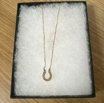 스와로브스키 말발굽형 스톤 부착 목걸이