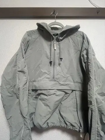 그레이 후드 부착 나일론 자켓