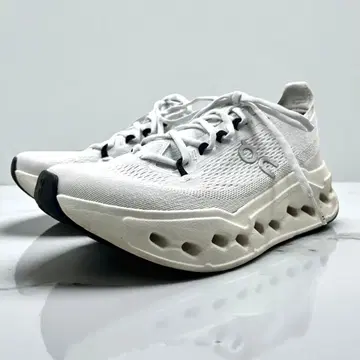 [ 새상품급 ] on 클라우드 서퍼 맥스 24.5 스니커즈 화이트
