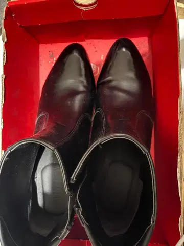 미사용 새상품 이 시기에 딱 맞는 다크 브라운 가죽 사이드 고어 부츠