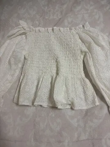 미사용 새상품 chico 오프숄더 자수 블라우스