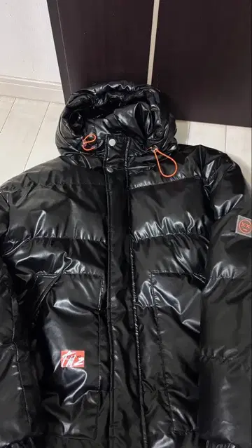 블랙 광택 다운 자켓