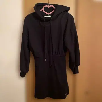 후드 부착 블랙 미니 원피스