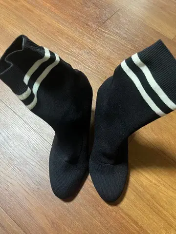 새상품급 블랙 삭스 부츠 화이트 스트라이프 S