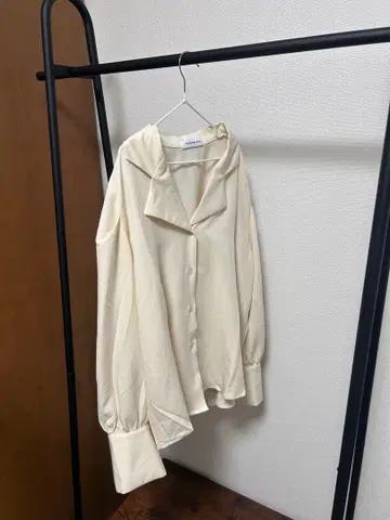 크림색 긴팔 셔츠