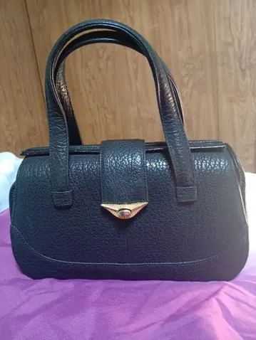 블랙 가죽 핸드백 골드 컬러 클로징