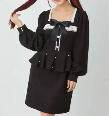 앙크루즈 하트 페플럼 타이트 원피스