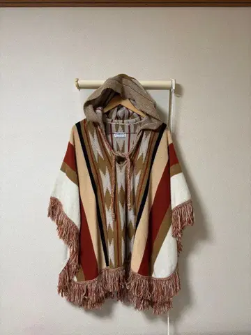 Cuddle Knit 네이티브 무늬 후디 판초 프린지 베이지 계열