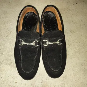 에스트네이션의 스웨이드 비트 로퍼입니다.