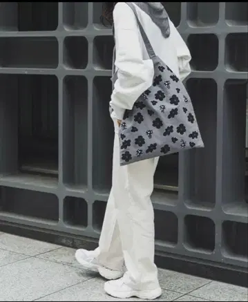 [24시간 이내 발송] 어반 리서치 미야쿠미야쿠 토트 플라워 그레이