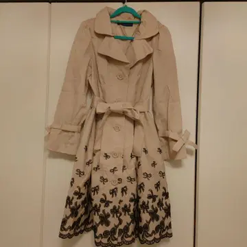 리본 자수 트렌치코트 베이지