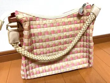 핑크와 베이지 체크 무늬 핸드백