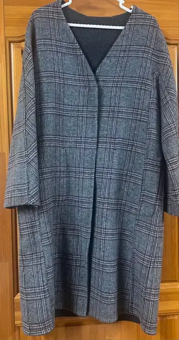 노카라 그레이 계열 체크 코트