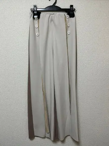 새상품 베이지 RADIATE 바이컬러 본딩 플리츠 팬츠