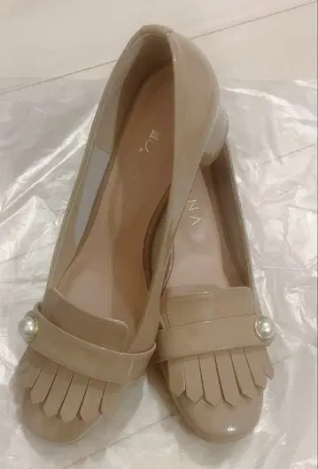 DIANA 프린지 펄 장식 베이지 펌프스