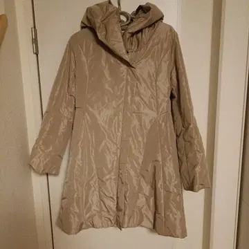 베이지 후드 부착 다운 자켓