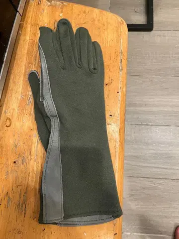 다크 그린 가죽 장갑