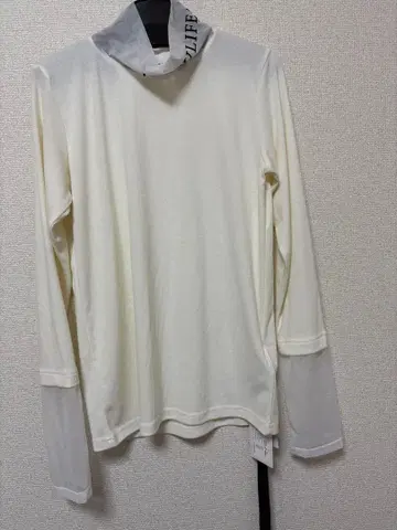 새상품 이번 시즌 에이미 로우 플로키 텍스트 하이넥 상의 아이보리