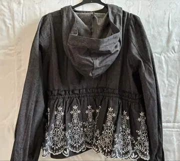 후드 부착 다크 그레이 자수 후드티 axes femme