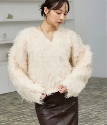 [ 선착순 ] 크림색 V넥 볼륨 슬리브 니트