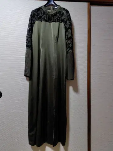 올리브 그린 자수 맥시 길이 원피스