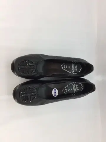 장식 포함 블랙 플랫 펌프스