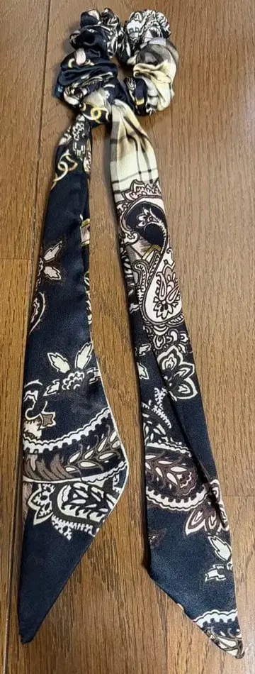 ACCA 페이즐리 무늬 리본 포함 스크런치