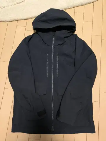 유니클로 하이브리드 다운 후드티 S 사이즈 블랙