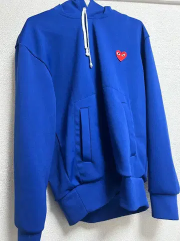 파란색 하트 자수 후드 부착 후드티