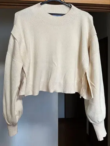 Discoat 크림색 크롭 니트 스웨터