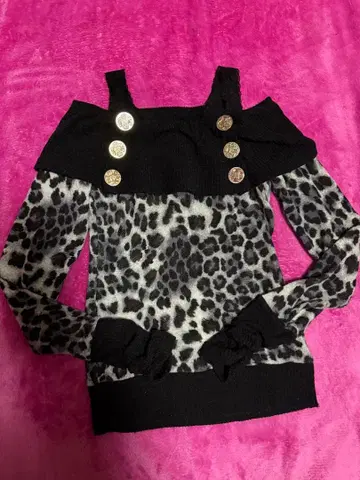 d.i.a. 레오파드 무늬 오프숄더 니트