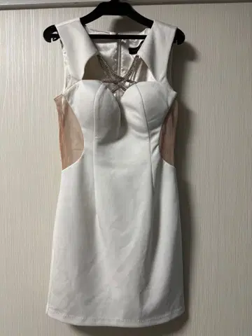 화이트 슬리브리스 드레스 비쥬 부착