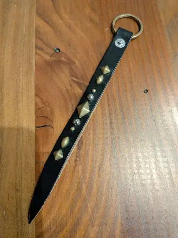 스터드 장식 가죽 키링