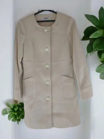 베이지 버튼 포함 롱 코트