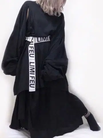 LIMI feu 코튼 벨티드 홀 디자인 오버 사이즈 티셔츠