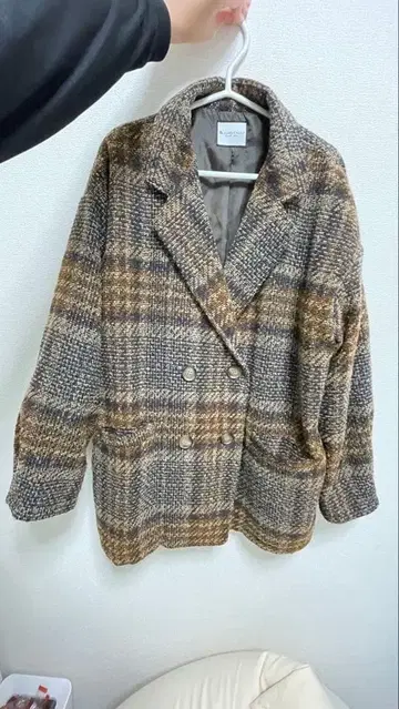 브라운 계열 체크 무늬 더블 브레스트 자켓