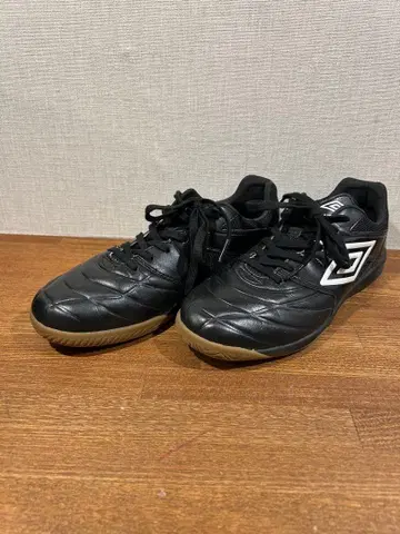 UMBRO 풋살화 액셀러레이터 사라 WIDE IN 블랙