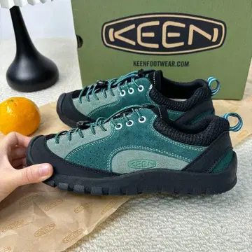 새상품 KEEN 트레킹 슈즈 스웨이드 스니커즈 그린 24cm