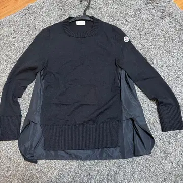 MONCLER 블랙 프릴 넥 스웨터