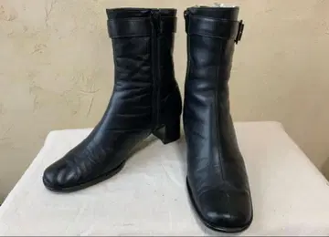 버클 달린 블랙 부츠