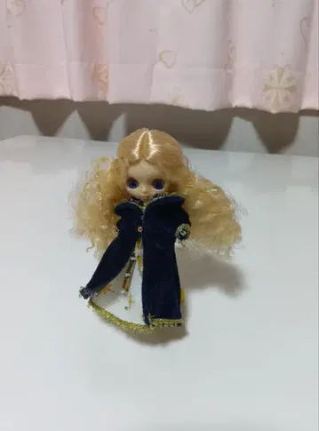 미니 브라이스 골드 컬러 헤어 네이비 컬러 의상