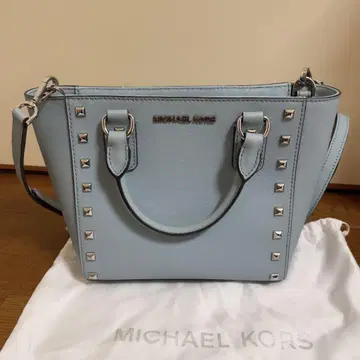 새상품급 MICHAEL KORS 라이트 블루 스터드 숄더백