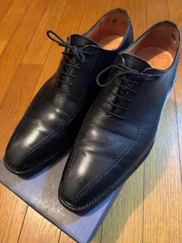 스코치 그레인 블랙 가죽 구두