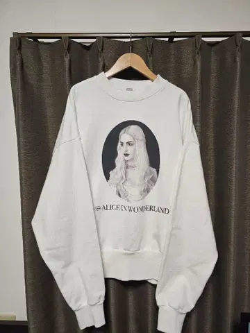Disney 앨리스 인 원더랜드 앤 해서웨이 스웨트