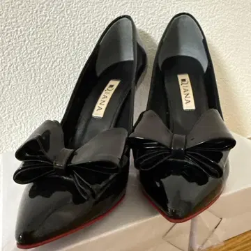 DIANA 리본 포함 블랙 하이힐