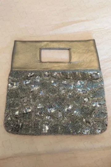 비즈 장식 실버 클러치백