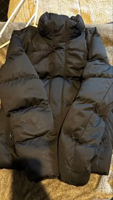 블랙 다운 자켓 앞면 지퍼 포함