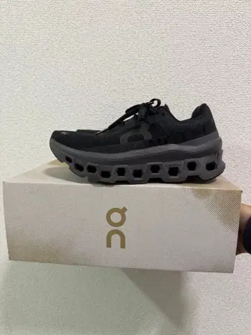 On 블랙 러닝화 통굽