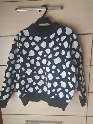 야마다야 스콧 클럽 블랙과 화이트 도트 무늬 긴팔 스웨터