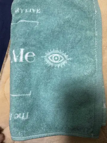 타니타 광택 타월 그는 천장에서 보고 있다